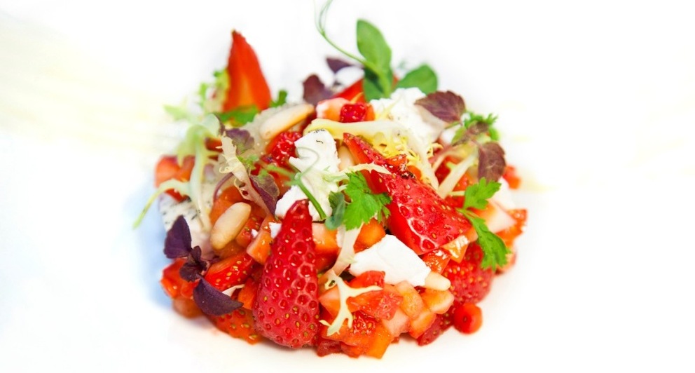 Salat aus Erdbeeren mit Ziegefrischkäse