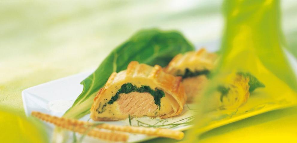 Lachsstrudel mit Basilikumsauce Lachsstrudel mit Basilikumsauce