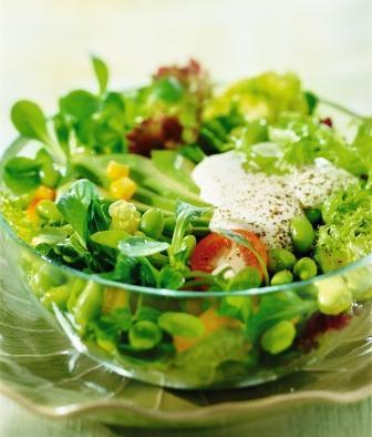 Großvolumige Nahrungsmittel wie Salate beseitigen rascher das Hungergefühl