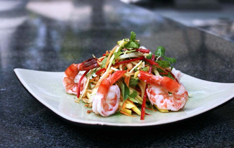 Grüner Mango-Salat mit Garnelen und Chili Grüner Mango-Salat mit Garnelen und Chili
