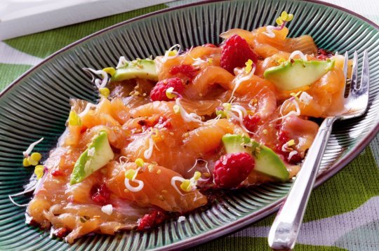 eMarinierte Lachsforelle mit Avocados und Himbeeren eMarinierte Lachsforelle mit Avocados und Himbeeren