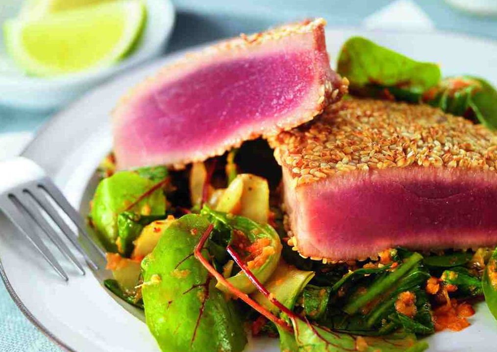 Pak Choi mit Blutampfer +Thunfisch in Sesamkruste | Beauty.at Pak Choi mit Blutampfer +Thunfisch in Sesamkruste | Beauty.at