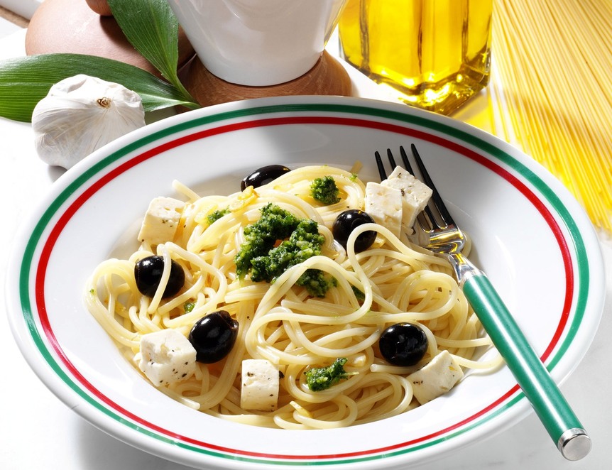 Pasta mit Pesto, Feta und Oliven