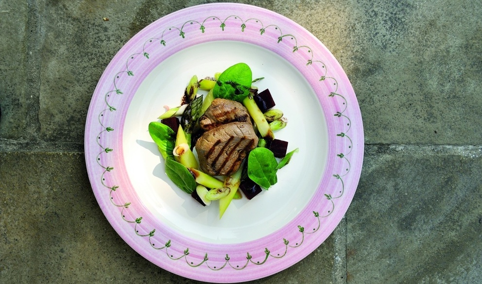Rehsteak auf grünem Spargel-Spinat-Salat