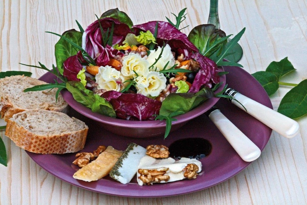 Salat mit Walnüssen und Walnuss-Vinaigrette