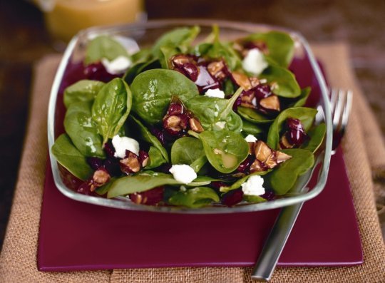 Spinatsalat mit kandierten Mandeln