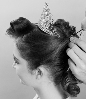 Das hochgesteckte Haar bildet den perfekten Rahmen für die Inszenierung der Swarovski Tiara