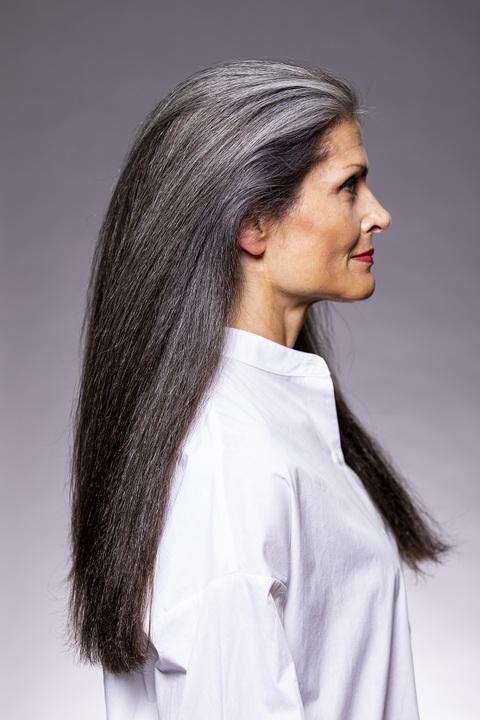 Eine Tönung kann sehr lange und selbst bei vielen weissen Haaren ausreichend Abdeckung bieten