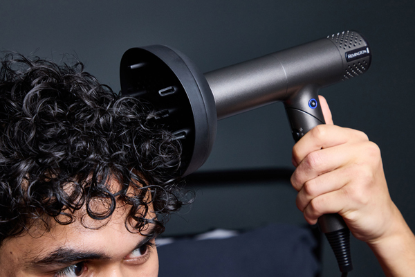 Zwei Diffusoren: einer für schonendes Trocknen, einer zum Definieren von Locken und Wellen