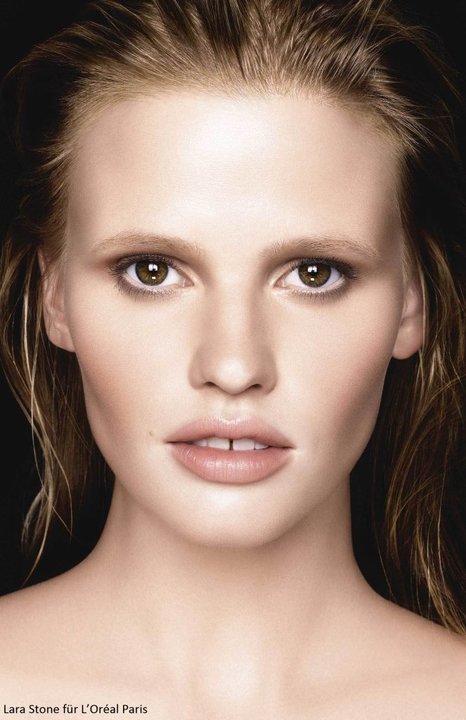 Lara Stone für Nude Magique Blur Cream von L'Oreal Paris