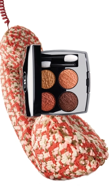 So wie verschiedene Fasern zu Tweed verflochten werden, können die Farbtöne gemischt und ihre Intensität variiert werden, um edle bis extravagante Make-up-Ergebnisse zu erzielen. So wie verschiedene Fasern zu Tweed verflochten werden, können die Farbtöne gemischt und ihre Intensität variiert werden, um edle bis extravagante Make-up-Ergebnisse zu erzielen.