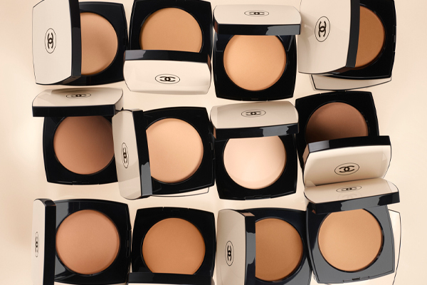 Eine neue Formel, neue Farbnuancen und eine wiederbefüllbare Puderdose  machen LES BEIGES HEALTHY GLOW SHEER POWDER unwiderstehlich.