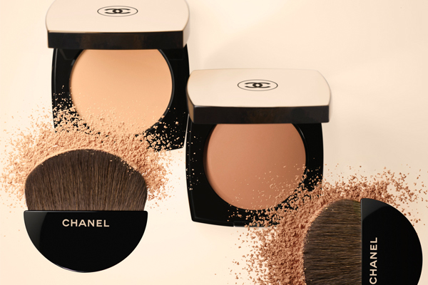 LES BEIGES HEALTHY GLOW SHEER POWDER verschmilzt nahtlos mit der Haut und hüllt sie in einen sanften Lichtschleier LES BEIGES HEALTHY GLOW SHEER POWDER verschmilzt nahtlos mit der Haut und hüllt sie in einen sanften Lichtschleier
