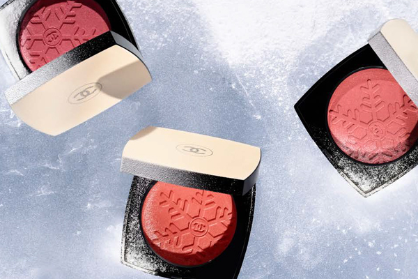 LES BEIGES BLUSH BELLE MINE D´HIVER zaubert einen Hauch von Frische auf die Wangen, die leuchtenden Farben mit transpartent perlmuttschimmerndem Glow sorgen für einen natürlich strahlenden Winterteint mit lebendiger Ausstrahlung LES BEIGES BLUSH BELLE MINE D´HIVER zaubert einen Hauch von Frische auf die Wangen, die leuchtenden Farben mit transpartent perlmuttschimmerndem Glow sorgen für einen natürlich strahlenden Winterteint mit lebendiger Ausstrahlung