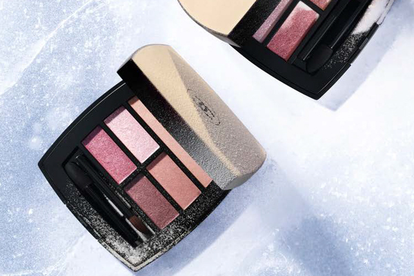 Mit einer Farbharmonie aus fünf unterschiedlichen Pink-Nuancen in hauchzarter, pudriger Textur schenkt die Lidschatten-Palette LES BEIGES PALETTE REGARD BELLE MINE NATURELLE der Augenpartie natürliche Frische und Leuchtkraft. Mit einer Farbharmonie aus fünf unterschiedlichen Pink-Nuancen in hauchzarter, pudriger Textur schenkt die Lidschatten-Palette LES BEIGES PALETTE REGARD BELLE MINE NATURELLE der Augenpartie natürliche Frische und Leuchtkraft.