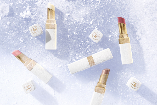 ROUGE COCO BAUME besticht durch natürliche Leuchtkraft und sorgt für ein Make-up-Ergebnis, das im Laufe der Zeit immer matter wirkt. ROUGE COCO BAUME besticht durch natürliche Leuchtkraft und sorgt für ein Make-up-Ergebnis, das im Laufe der Zeit immer matter wirkt.