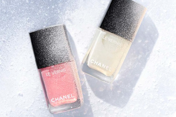 Winterlicher Glanz spiegelt sich auch auf den Nägeln wider, die sich in schimmerndem Weiß wie zarte Schneeflocken oder in frostigem Pink zeigen. Winterlicher Glanz spiegelt sich auch auf den Nägeln wider, die sich in schimmerndem Weiß wie zarte Schneeflocken oder in frostigem Pink zeigen.