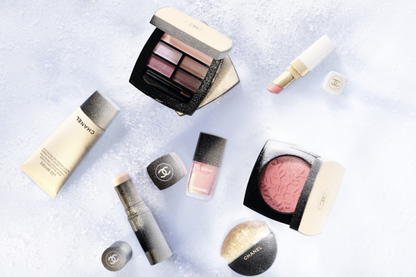 Die Makeup-Produkte sorgen für einen natürlich frischen, sanft rosigen Teint - als ob man den Tag in der tief verschneiten, sonnigen Bergwelt verbrach hätte. Die Makeup-Produkte sorgen für einen natürlich frischen, sanft rosigen Teint - als ob man den Tag in der tief verschneiten, sonnigen Bergwelt verbrach hätte.