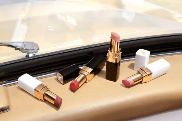 Zwei neue Farbtöne von Rouge Coco Flash runden den sonnengeküssten Look ab Zwei neue Farbtöne von Rouge Coco Flash runden den sonnengeküssten Look ab