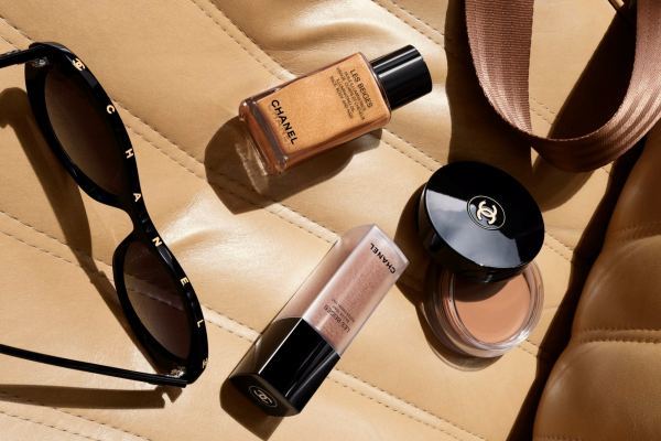 Die streichelzarte LES BEIGES HEALTHY GLOW BRONZING CREAM Travel Size (15 g) wärmt die Haut und erweckt den Eindruck, ein Wochenende in der Sonne verbracht zu haben Die streichelzarte LES BEIGES HEALTHY GLOW BRONZING CREAM Travel Size (15 g) wärmt die Haut und erweckt den Eindruck, ein Wochenende in der Sonne verbracht zu haben