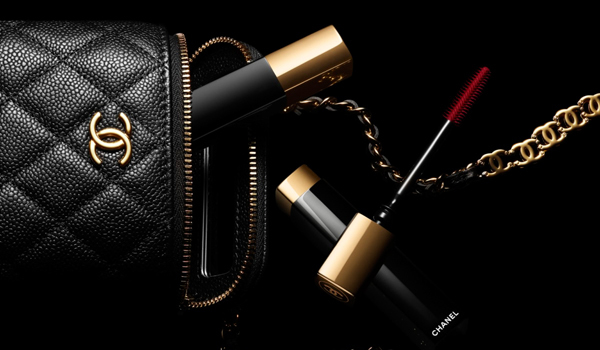 Die speziell entwickelte, burgunderfarbene Noir Allure Bürste ist eine Anspielung auf das Innenfutter der legendären Chanel Taschen. 