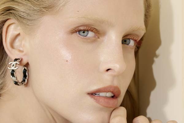 Der LES BEIGES Serum Concealer Natural Healthy Glow gehört eindeutig zur zweiten Kategorie  und verschiebt die Rolle des Concealers vom Retter zum Veredler.