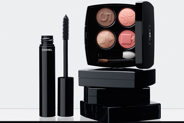 Für einen vollendeten Look kombiniert man Les 4 Ombres Boutons mit Le Volume de Chanel Mascara