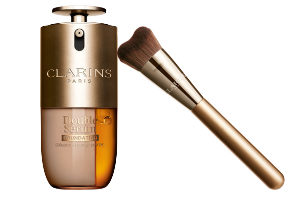 Die Foundation wird mit einem Gua Sha Pinsel in die Haut eingearbeitet, diese Technik unterstützt ein natürlicheres Finish und erzeugt einen subtilen Lifting-Effekt.