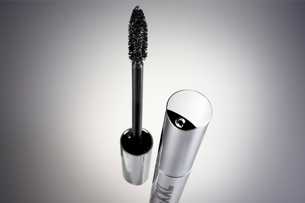 Wonder Volume Mascara XXL beschränkt sich nicht auf das Makeup-Resultat. Von der ersten Anwendung an verdoppelt sie das Volumen der Wimpern Wonder Volume Mascara XXL beschränkt sich nicht auf das Makeup-Resultat. Von der ersten Anwendung an verdoppelt sie das Volumen der Wimpern