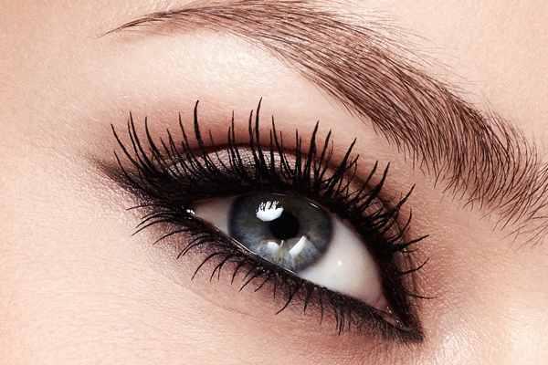 Clarins sprengt die Grenzen der Innovation mit der neuen Wonder Volume Mascara XXL - eine intelligente 2-in-1-Wimperntusche, die Makeup & Pflege sowie außergewöhnliches Volumen und 12-Stunden-Halt bietet Clarins sprengt die Grenzen der Innovation mit der neuen Wonder Volume Mascara XXL - eine intelligente 2-in-1-Wimperntusche, die Makeup & Pflege sowie außergewöhnliches Volumen und 12-Stunden-Halt bietet