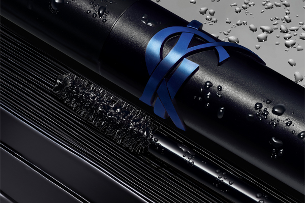 Damit der Look nicht verwischt und das Styling auch jede Dusche übersteht, hat Yves Saint Laurent die coole LASH CLASH Mascara in ein Waterproof Wonder verwandelt. Damit der Look nicht verwischt und das Styling auch jede Dusche übersteht, hat Yves Saint Laurent die coole LASH CLASH Mascara in ein Waterproof Wonder verwandelt.