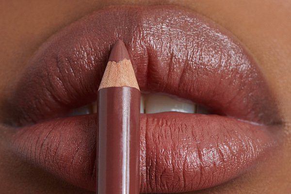 Besonders schön sind braune Lippen mit einem weichen, glossigen Finish Besonders schön sind braune Lippen mit einem weichen, glossigen Finish