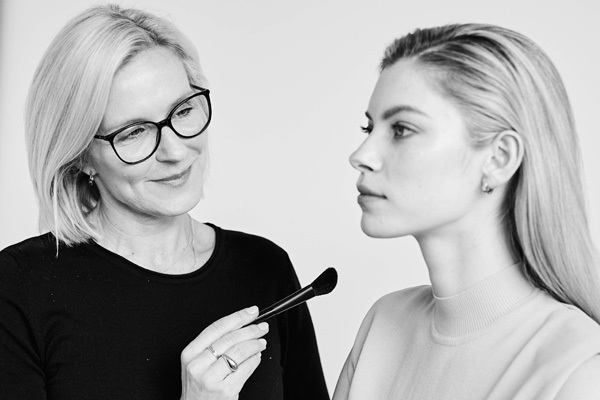 Loni Baur kreiert seit über 25 Jahren einzigartige Looks, die das Besondere im Alltäglichen suchen. Loni Baur kreiert seit über 25 Jahren einzigartige Looks, die das Besondere im Alltäglichen suchen.