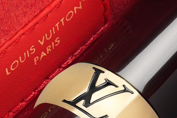 Zu den Produkten kommen limitierte Lippenstift-Pouches und Vanity Cases, die aus Vuitton-Sicht den Unterschied machen
