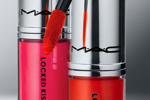 M·A·C Locked Kiss Ink 24-HR Lipcolour, erhältlich in 31 Farben, von zarten Nudes bis zu ausdrucksstarken Reds M·A·C Locked Kiss Ink 24-HR Lipcolour, erhältlich in 31 Farben, von zarten Nudes bis zu ausdrucksstarken Reds