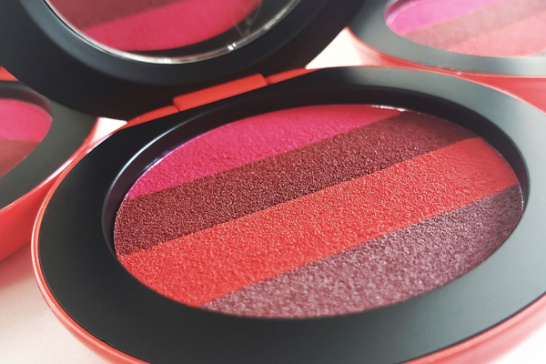 Was wie ein Bild von Mark Rothko aussieht, sind vier Lippenfarben in einer handlichen Palette, intensiv pigmentiert und pflegend Was wie ein Bild von Mark Rothko aussieht, sind vier Lippenfarben in einer handlichen Palette, intensiv pigmentiert und pflegend