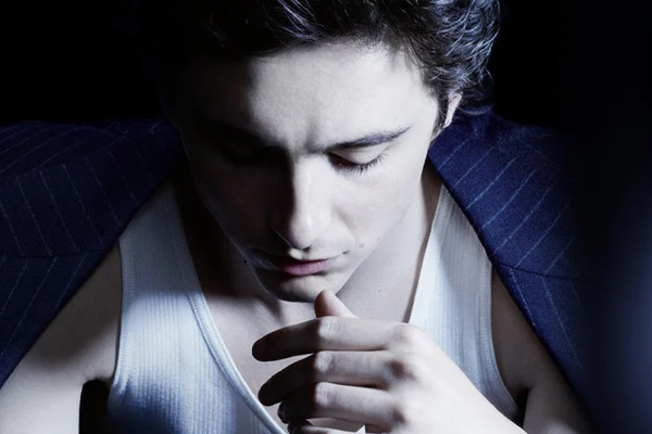 Timothée Chalamet verkörpert BLEU DE CHANEL L´EXCLUSIF. Ein zutiefst freiheitsliebender Mann, der nach dem Absoluten strebt 
