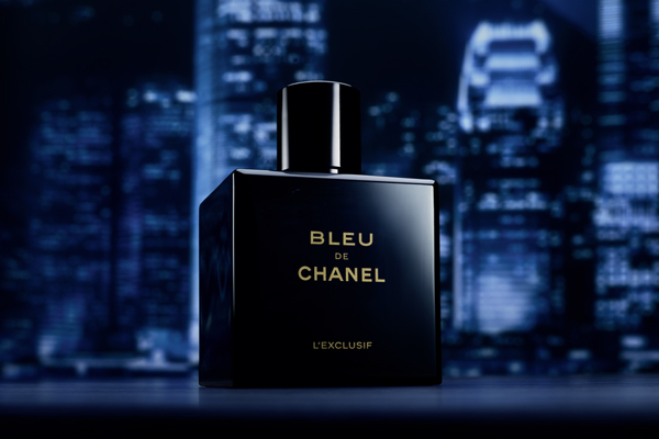 BLEU DE CHANEL L'EXCLUSIF verbindet  kostbares Sandelholz mit warmen Amber- und Harznoten zu einer tiefen, sinnlichen Signatur. Elegant, charakterstark und geheimnisvoll  ein Duft, der nicht alles sofort preisgibt.