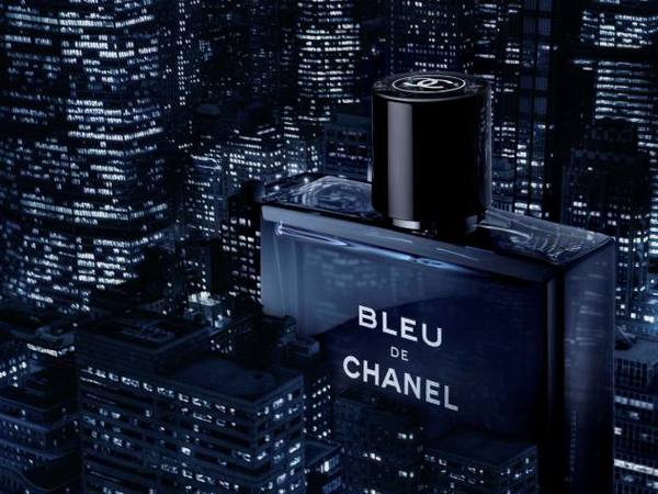 Bleu de Chanel ist ein aromatisch-holziger Duft voller Kraft und Eleganz.