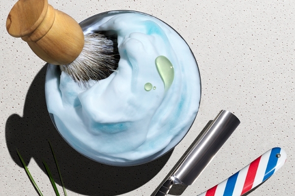 Die Linie ClarinsMen gilt als Vorreiter im Bereich Männerpflege und umfasst 17 Produkte für Rasur und Gesichtspflege, um auf die individuellen Bedürfnisse männlicher Haut nach Energie, Komfort und Leistung einzugehen. 