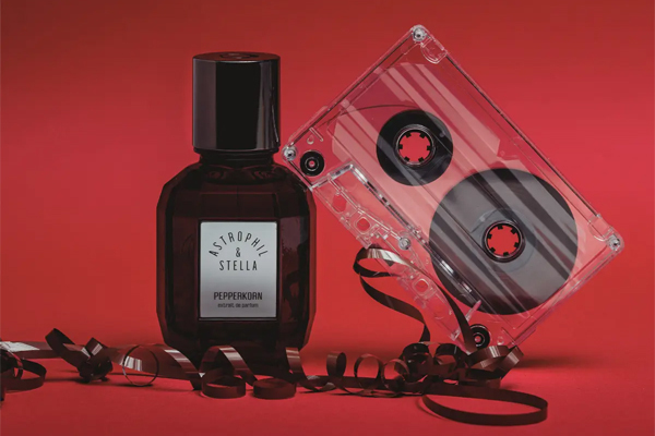 Pepperkorn, kreiert von Mark Buxton, widmet sich der Nacht mit Neonlicht und  und GlamRock
