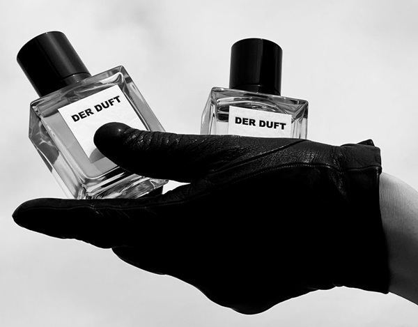 Der Markenname DER DUFT und die minimalistische Präsentation ermöglichen es, sich ausschließlich auf das Parfum selbst zu konzentrieren.