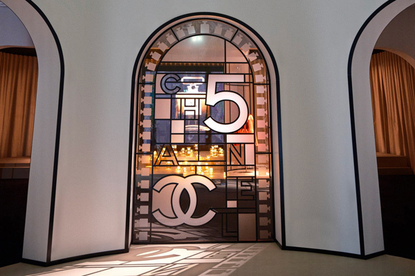 Die Entdeckungsreise beginnt im ersten Raum, der die Glückssymbole von Gabrielle Chanel in den Mittelpunkt stellt Die Entdeckungsreise beginnt im ersten Raum, der die Glückssymbole von Gabrielle Chanel in den Mittelpunkt stellt