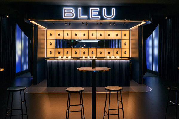 Man findet sich in der Welt von Bleu de Chanel wieder, entdeckt eine neue Welt und erlebt den Sound der Metropole in einem exklusiven Speakeasy.