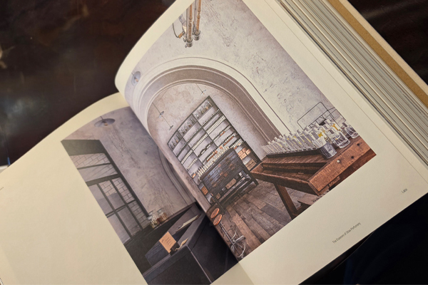 Neben den Düften kann man Store auch Bücher über die Stores von Le Labo erwerben