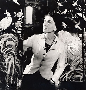 Coco Chanel mit Coromandel Paravents Coco Chanel mit Coromandel Paravents