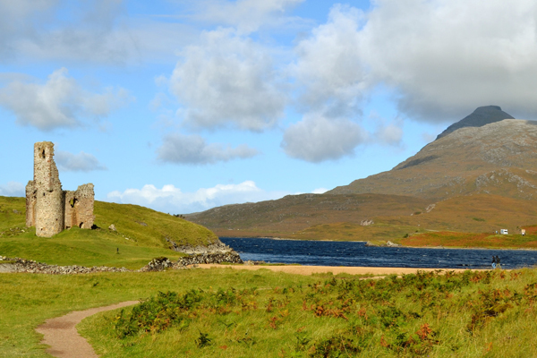 Eine Landschaft aus Torf, Heidekraut und goldenem Regen jenseits der Sinne, die treffend als Hauptstadt der Highlands, der größten Region Schottlands, bezeichnet wird. Eine Landschaft aus Torf, Heidekraut und goldenem Regen jenseits der Sinne, die treffend als Hauptstadt der Highlands, der größten Region Schottlands, bezeichnet wird.