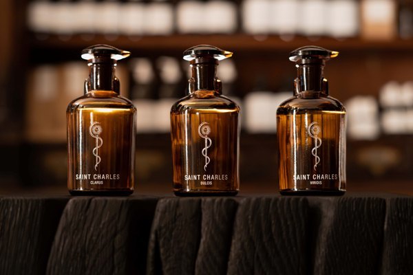 SAINT CHARLES Parfumkollektion DULCIS VIRIDIS CLARUS Eine leidenschaftliche Fusion von Apotheker-und Parfumkunst SAINT CHARLES Parfumkollektion DULCIS VIRIDIS CLARUS Eine leidenschaftliche Fusion von Apotheker-und Parfumkunst
