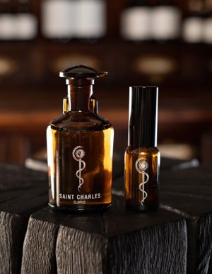 SAINT CHARLES CLARUS ist ein klassisch frisches, zitrisch-würziges Apothecary-Eau de Toilette, inspiriert von einem sonnenhellen Spaziergang durch einen mediterranen, blühenden Orangenhain SAINT CHARLES CLARUS ist ein klassisch frisches, zitrisch-würziges Apothecary-Eau de Toilette, inspiriert von einem sonnenhellen Spaziergang durch einen mediterranen, blühenden Orangenhain