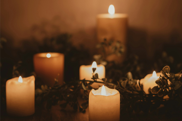 Duftkerzen sind Begleiter eines Rituals, das Geborgenheit weckt